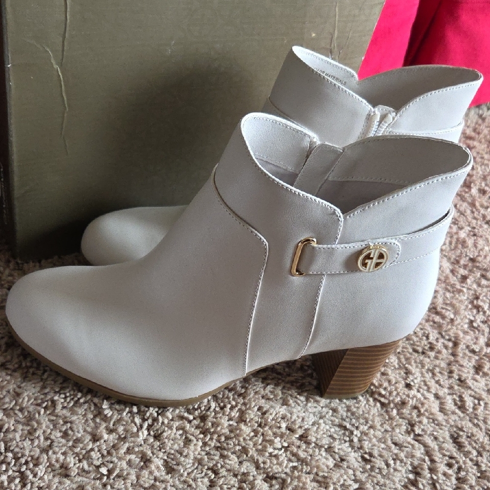 NIB Giani Bernini Cream Ankle Boots with Gold Accent